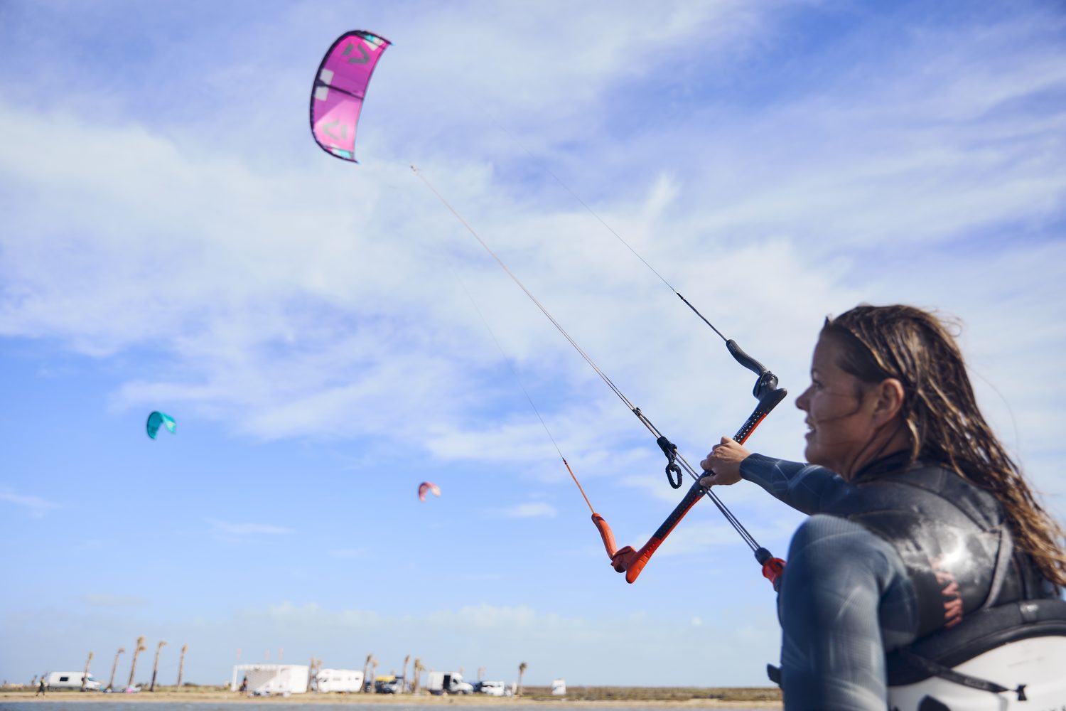 Kite am Himmel mit Bar in der Hand